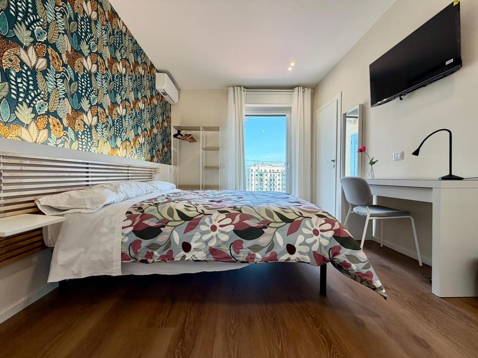 Bed, TV and multimedia, Photo of the whole room