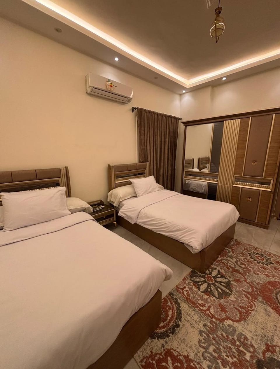 Bed, TV and multimedia, Living room, Photo of the whole room, Bedroom, air conditioner
