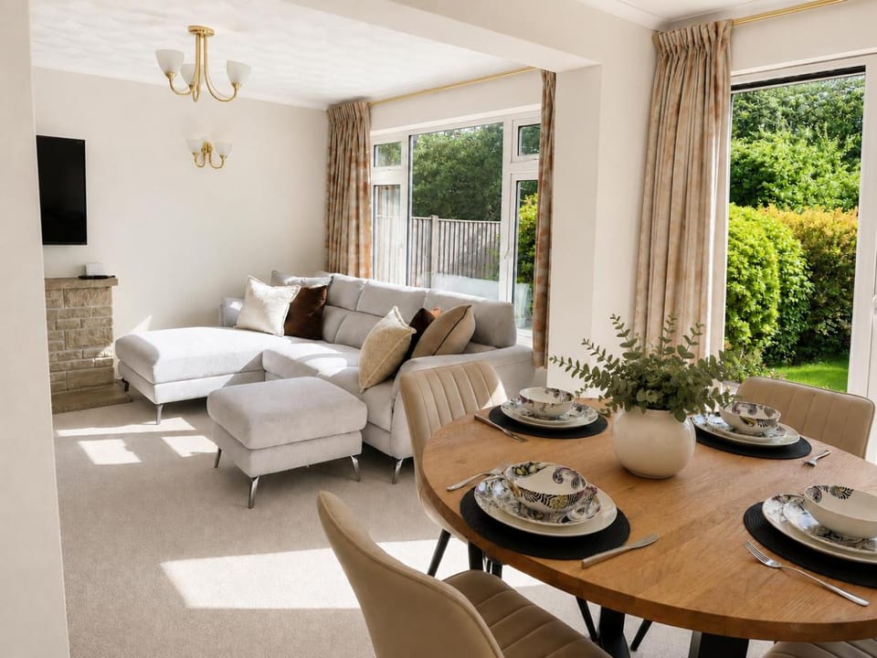 Three Bed Detached Property Apartment in Camberley
