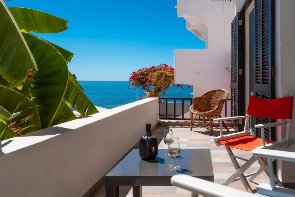 Luxury Sea View Retreat with Cinema & Snooker Apartment in Olhos de Água