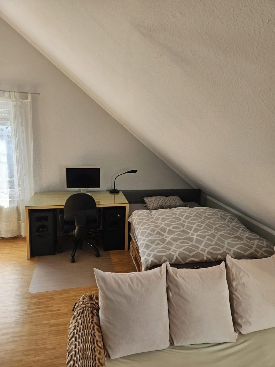 Bed, Photo of the whole room, Seating area, Bedroom