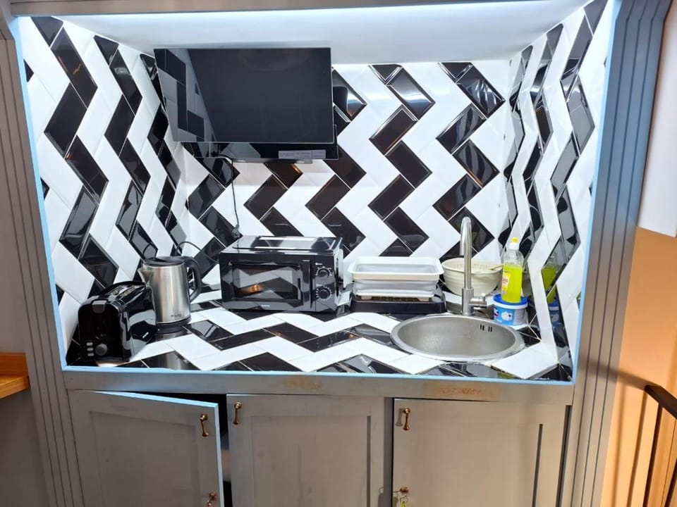 Kitchen or kitchenette, microwave, toaster, kitchen