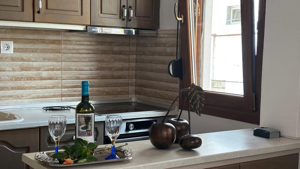 Kitchen or kitchenette, Dining area, Drinks