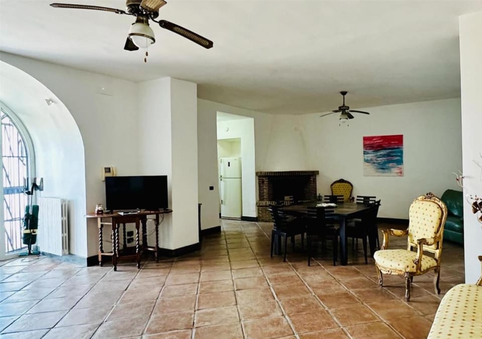 TV and multimedia, Living room, Seating area, Dining area, fireplace