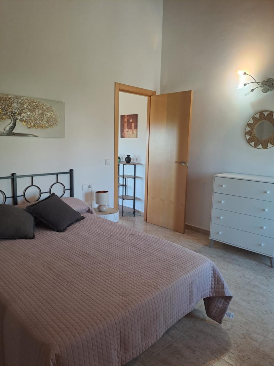 Photo of the whole room, Bedroom
