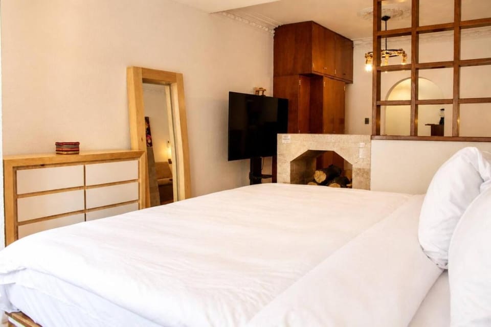 Bed, TV and multimedia, Photo of the whole room, Bedroom, wardrobe