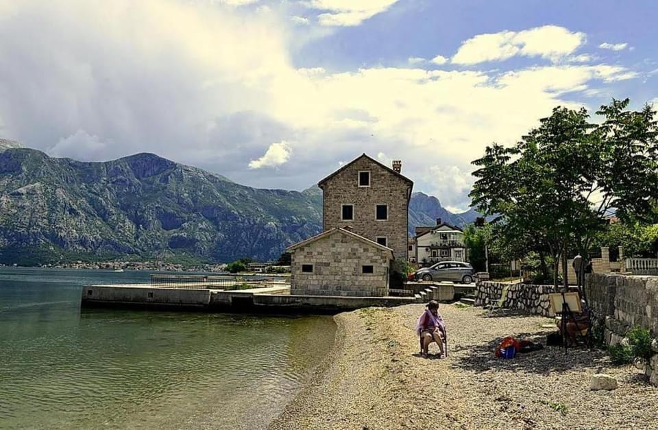 Cozy 1 bd a stone throw from sea Apartment in Kotor Municipality