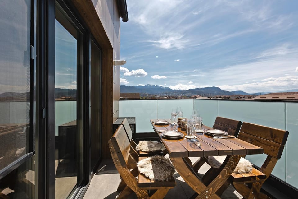 View (from property/room), Balcony/Terrace, Dining area, Mountain view, Mountain view