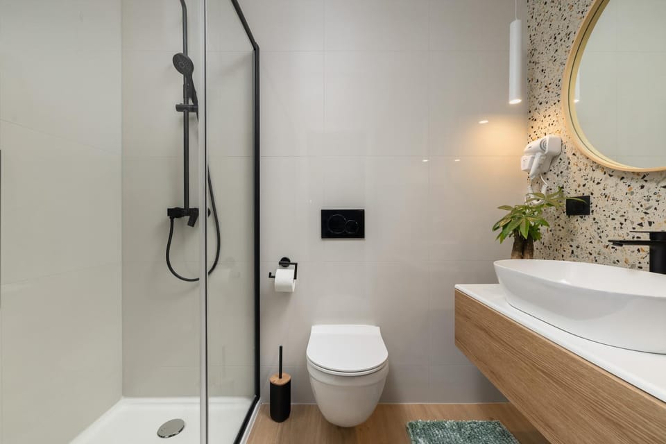 Shower, Toilet, Property building, Bathroom