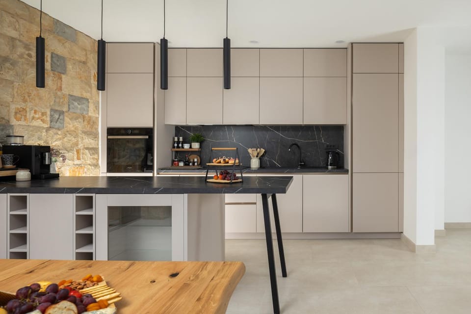 Property building, Coffee/tea facilities, Kitchen or kitchenette, Kitchen or kitchenette, Dining area