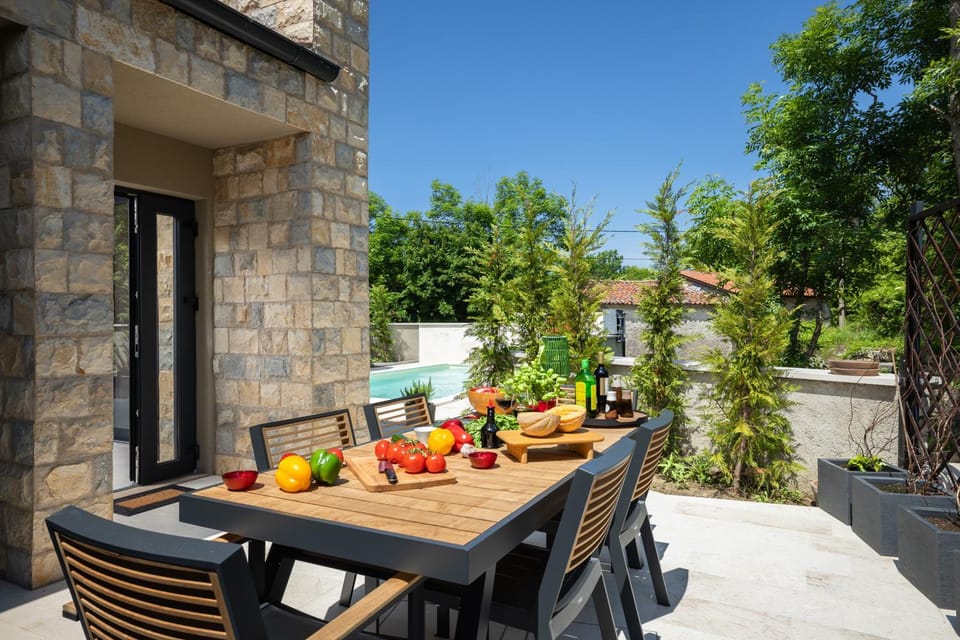 Property building, Patio, Day, BBQ facilities, Balcony/Terrace