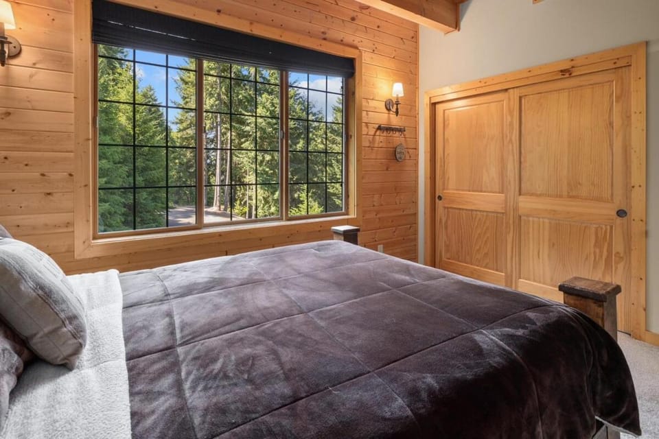 A PNW dream! Hot Tub, 3 private acres & Mnt Views! House in Cle Elum Lake
