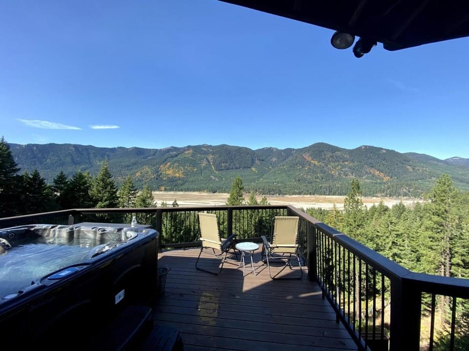 A PNW dream! Hot Tub, 3 private acres & Mnt Views! House in Cle Elum Lake