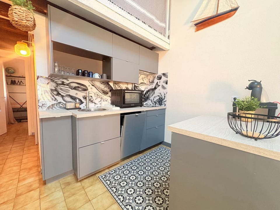 Kitchen or kitchenette