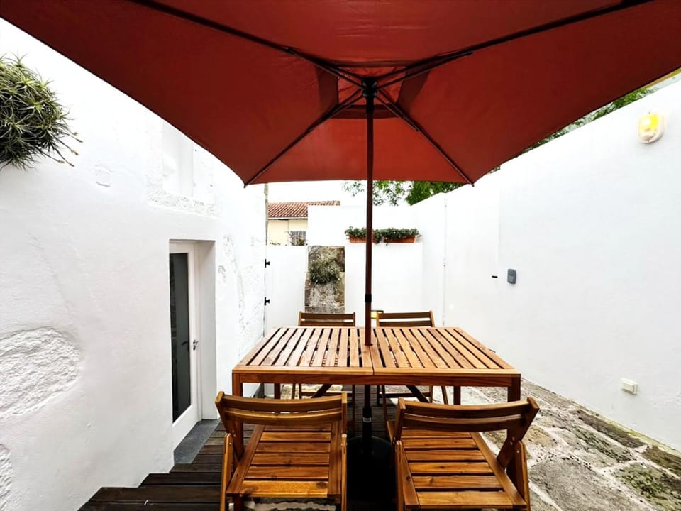 Patio, Day, Dining area