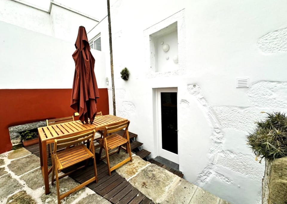 Patio, Day, Dining area