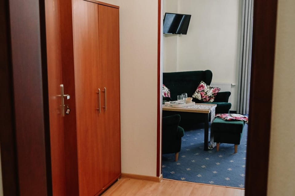 TV and multimedia, Seating area, locker, wardrobe, Internal: Not applicable to any particular room