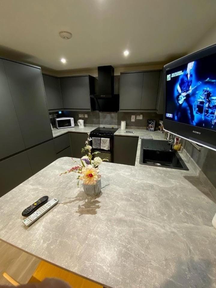 Spacious 6-bedroom house with 3 bathrooms House in Cambridge