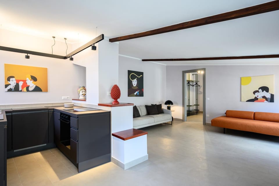 Kitchen or kitchenette, Living room, Seating area, Dining area