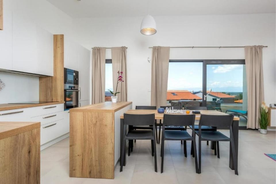 TV and multimedia, Kitchen or kitchenette, Living room, Seating area, Dining area