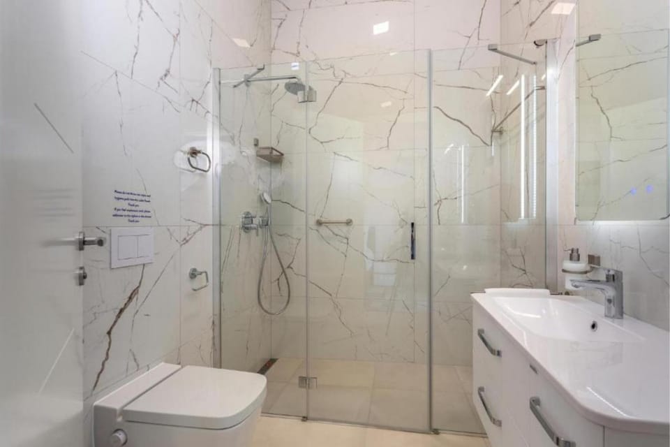 Shower, Toilet, Bathroom, towels