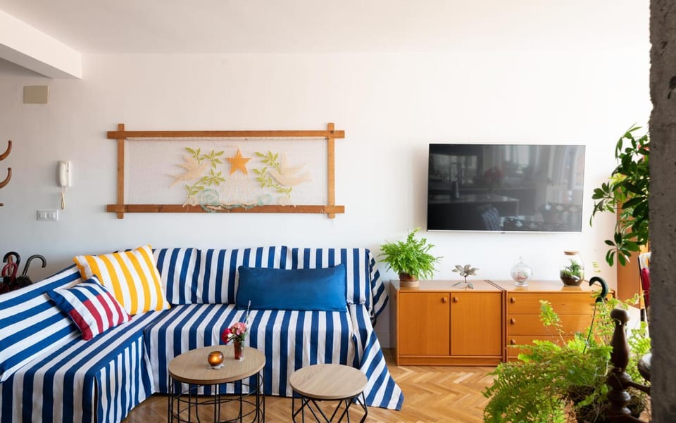 Communal lounge/ TV room, Living room