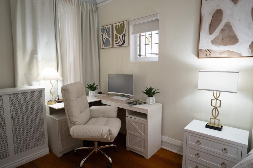 6BR Apt • Workspace • Near Lakefront + Red Line Apartment in Rogers Park