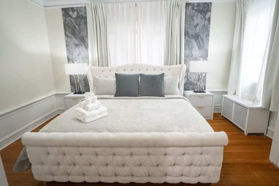 6BR Apt • Workspace • Near Lakefront + Red Line Apartment in Rogers Park