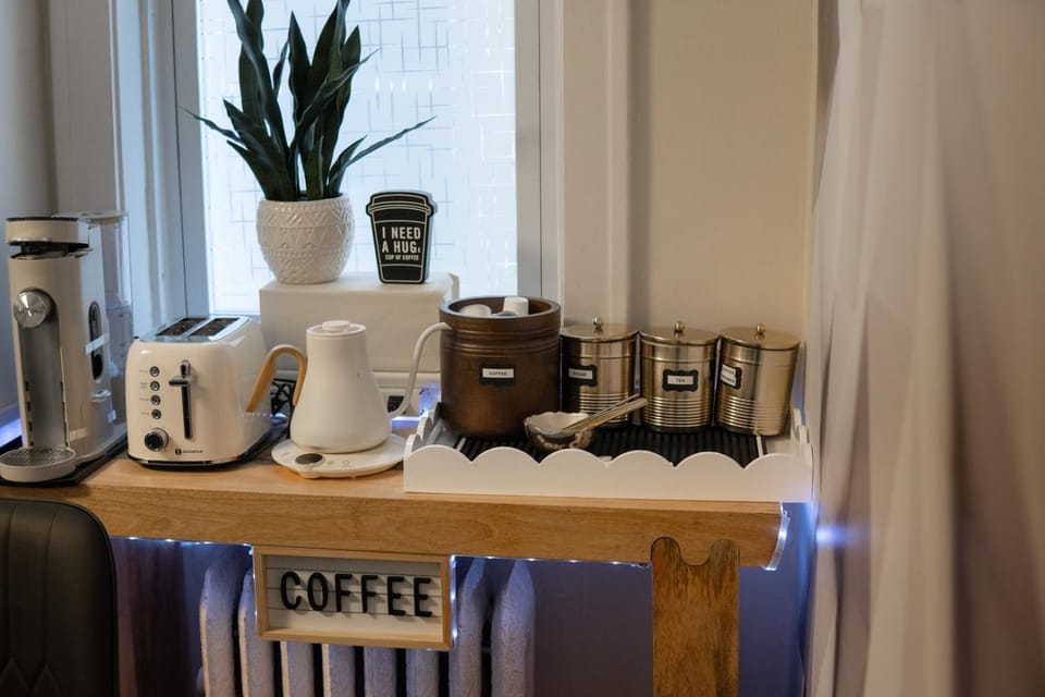 6BR Apt • Workspace • Near Lakefront + Red Line Apartment in Rogers Park