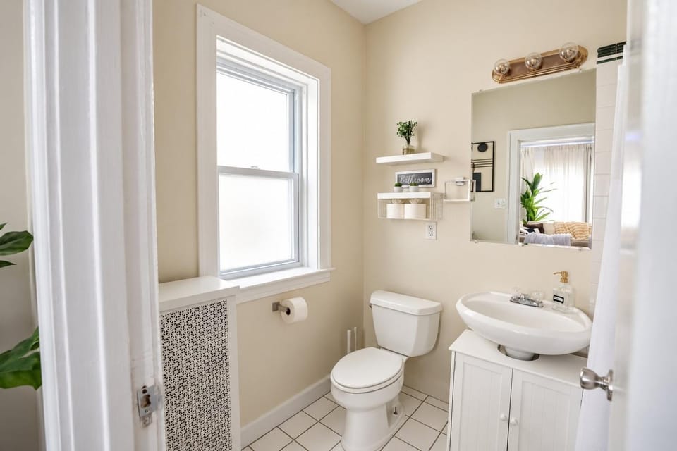 Workspace • Near Lakefront & Red Line • 6BR Apt Apartment in Rogers Park
