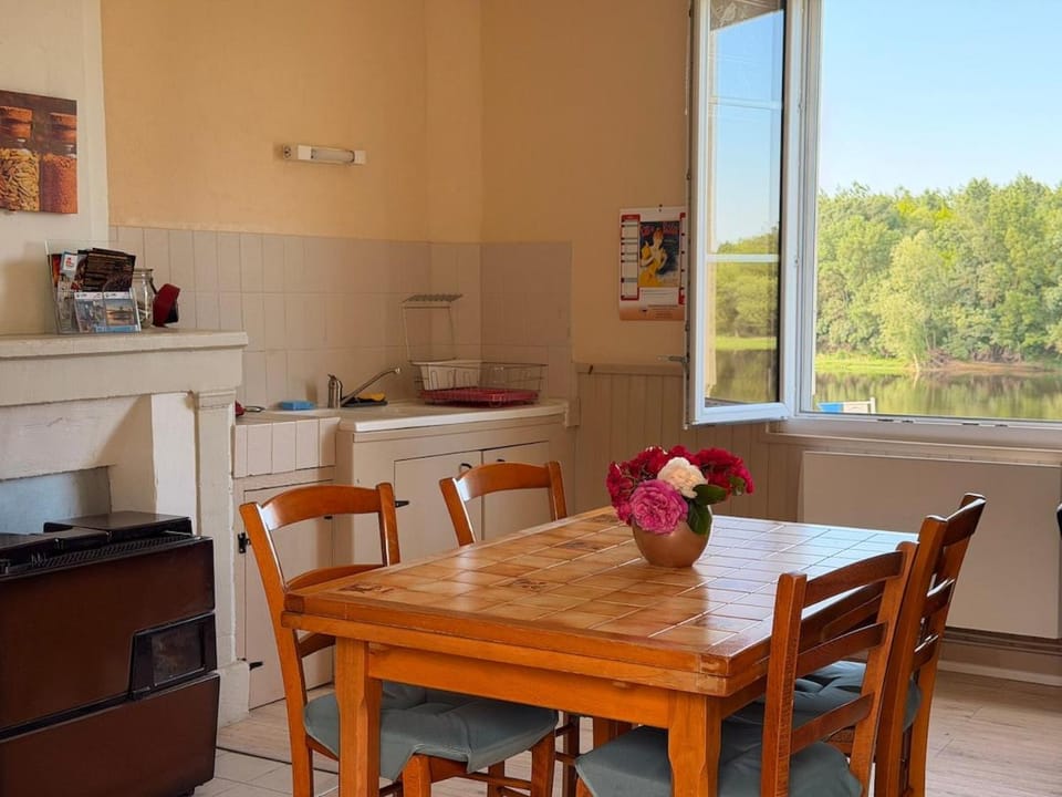 Kitchen or kitchenette, Living room, Seating area