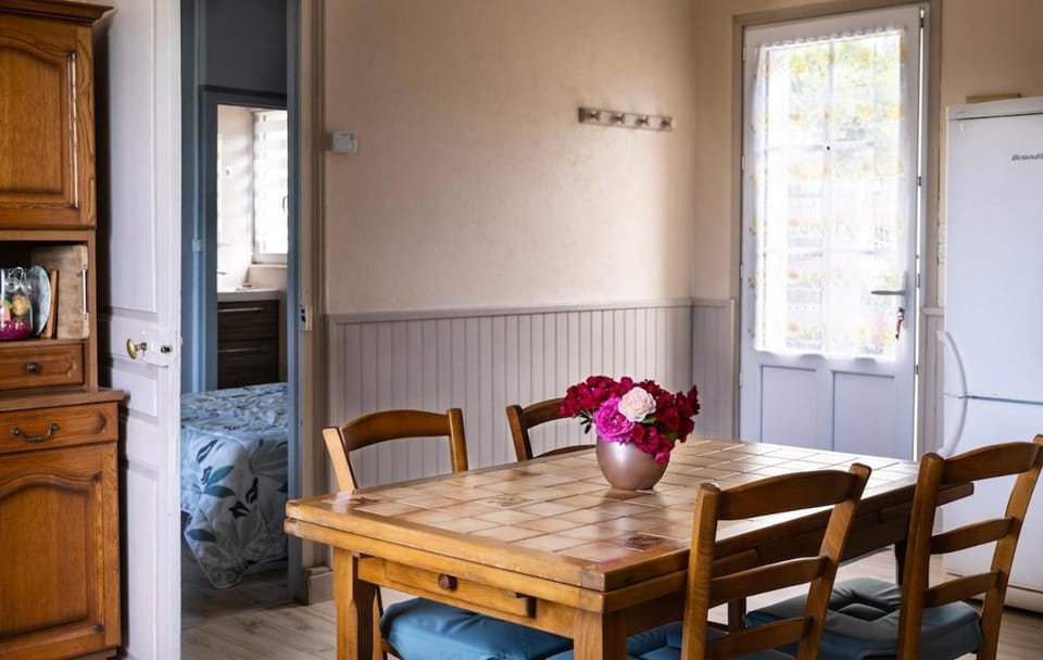 Kitchen or kitchenette, Seating area, Dining area