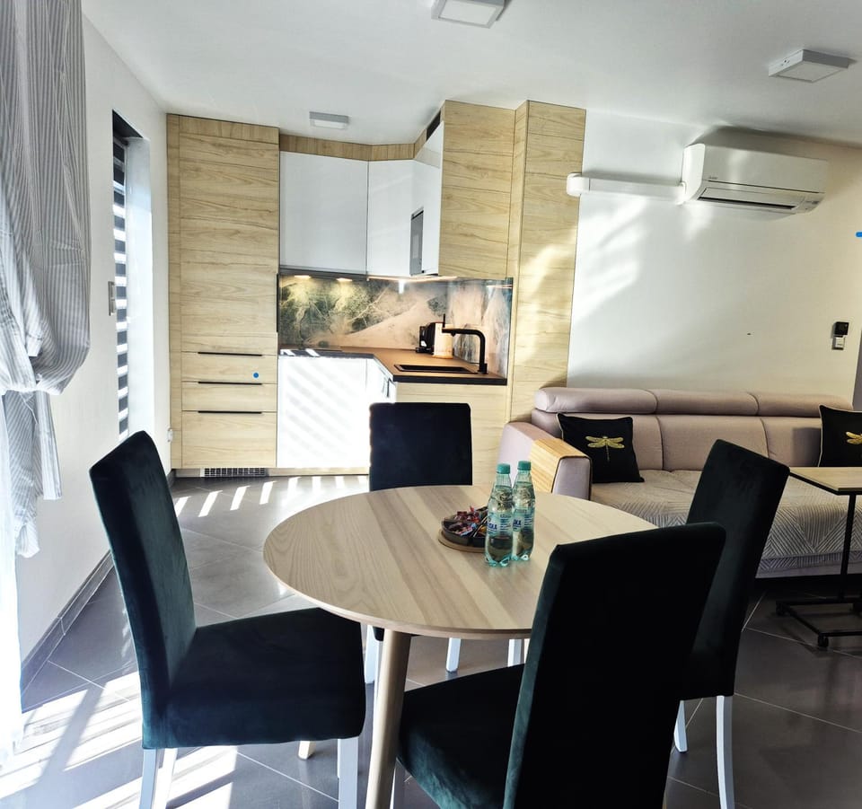 Coffee/tea facilities, Seating area, Dining area, air conditioner