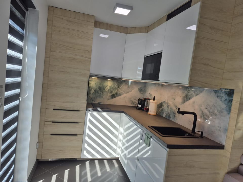 Coffee/tea facilities, Kitchen or kitchenette, dishwasher, microwave, stove
