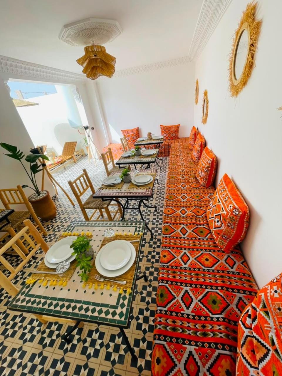 Restaurant/places to eat, Living room, Food and drinks, Banquet/Function facilities, Seating area, Dining area, Food