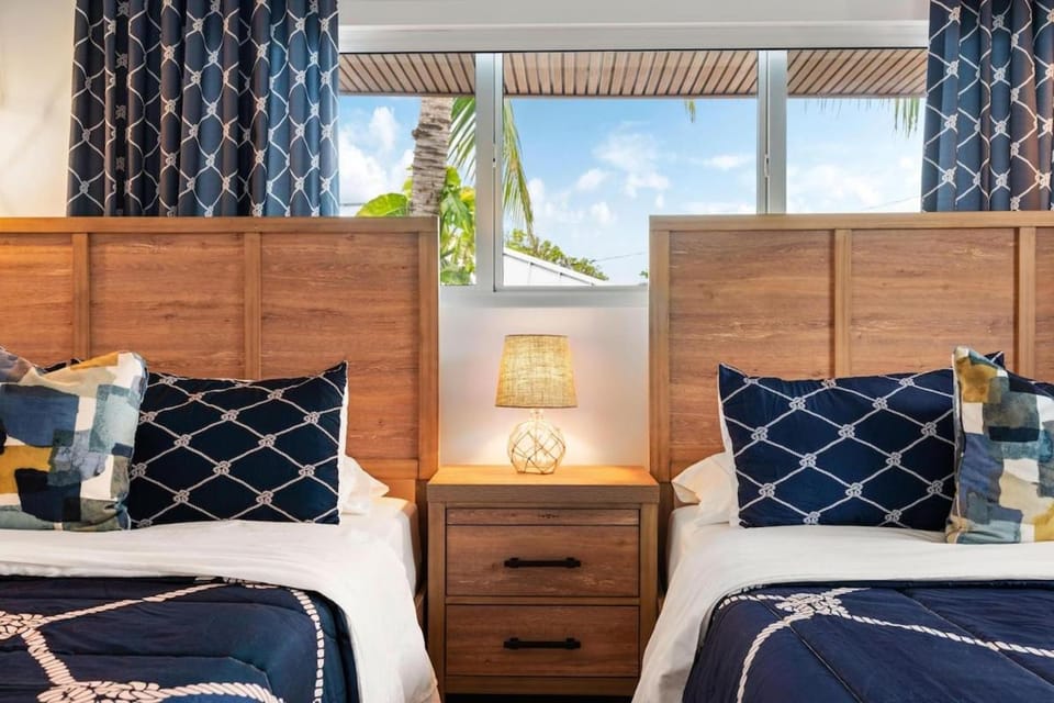 The Lux Anchor Ocean Village-4 bedroom-60 feets Dock-Htd Pool Villa in Marathon