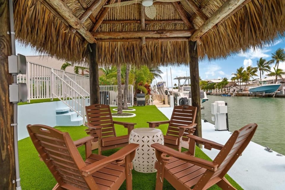 The Lux Anchor Ocean Village-4 bedroom-60 feets Dock-Htd Pool Villa in Marathon