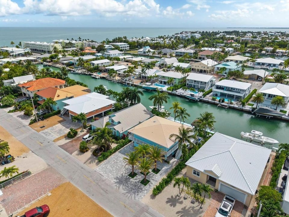 The Lux Anchor Ocean Village-4 bedroom-60 feets Dock-Htd Pool Villa in Marathon