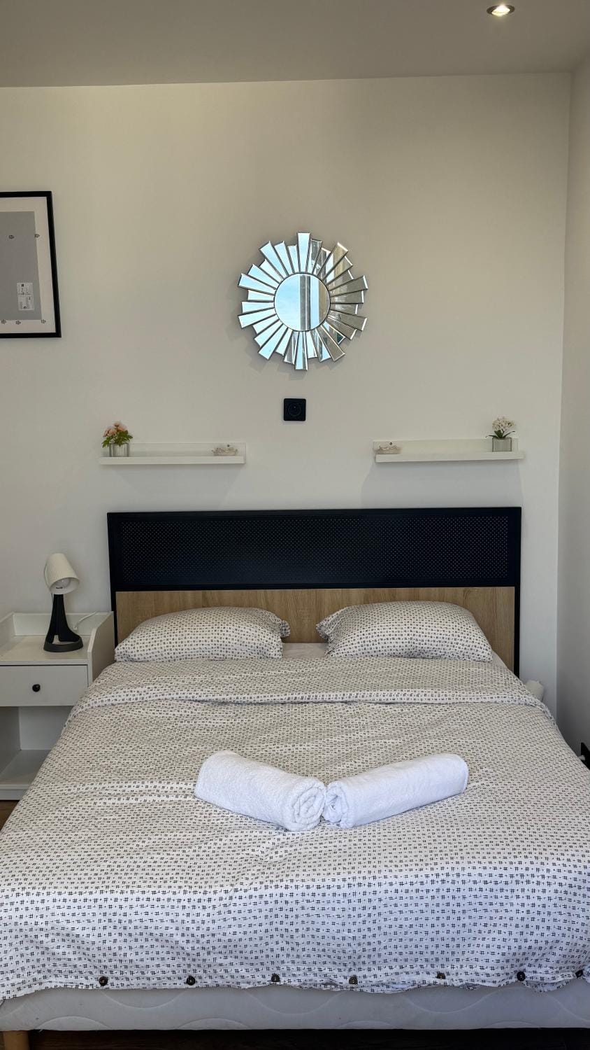 MERCY HOME with Eiffel Tower View Apartment in Suresnes