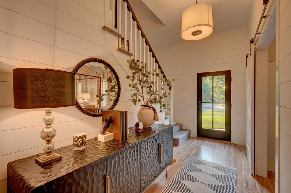 The Nest Luxury Retreat Steps from Owl's Nest House in Campton