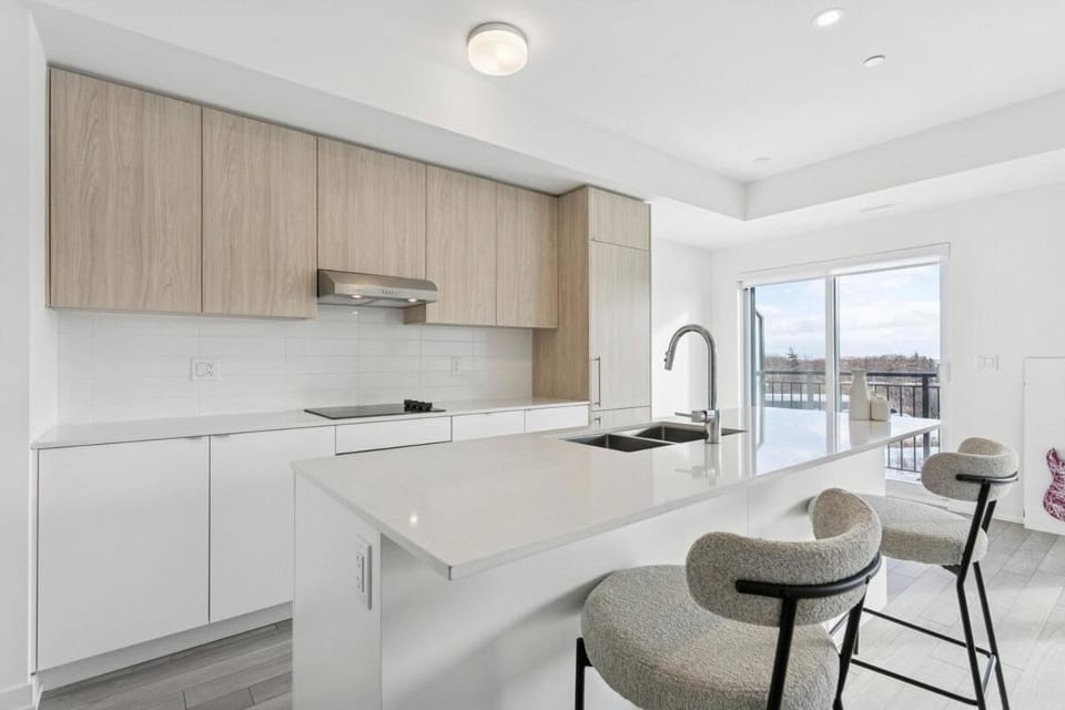 Home Richmond Hill 2 bed 2 bath Parking House in Richmond Hill