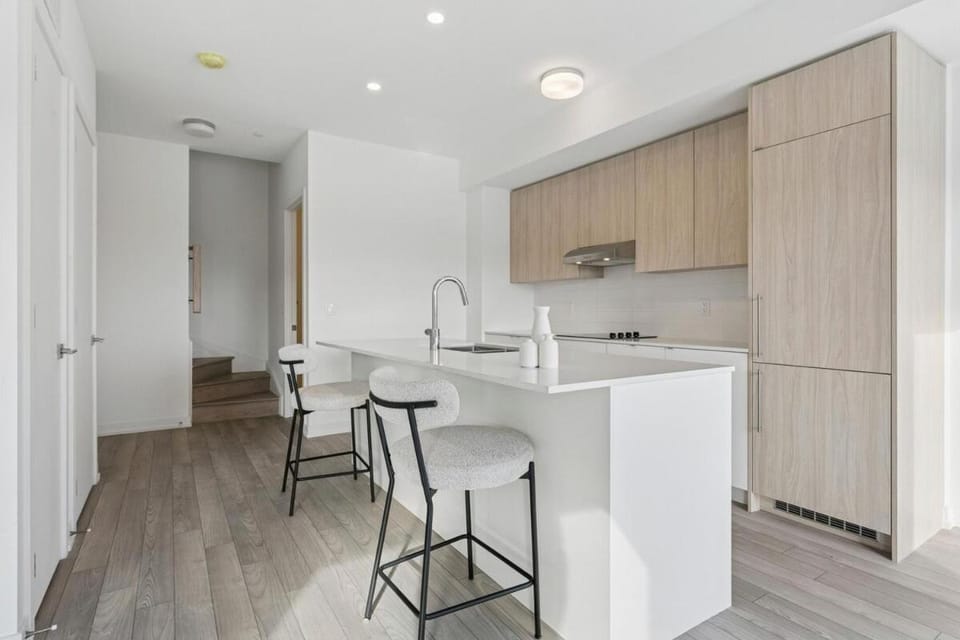Home Richmond Hill 2 bed 2 bath Parking House in Richmond Hill