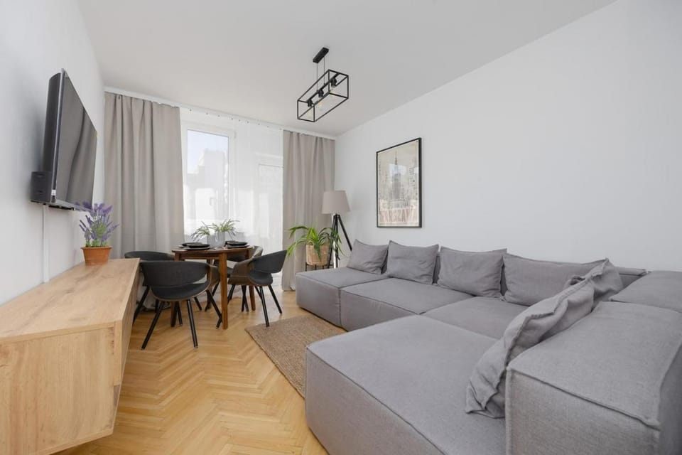 Communal lounge/ TV room, TV and multimedia, Living room, Seating area, Dining area, Evening entertainment