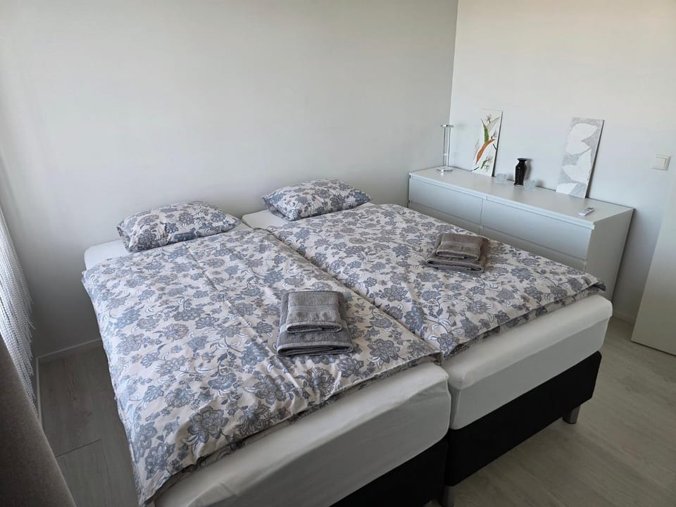 Bed, Bedroom, towels