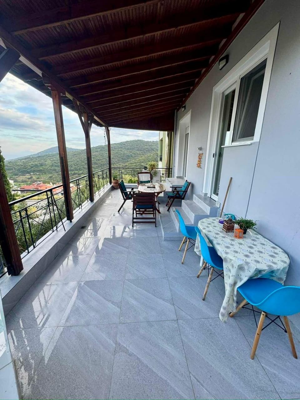 View (from property/room), View (from property/room), Balcony/Terrace, Balcony/Terrace, Dining area, City view, City view, Mountain view, Mountain view, Inner courtyard view