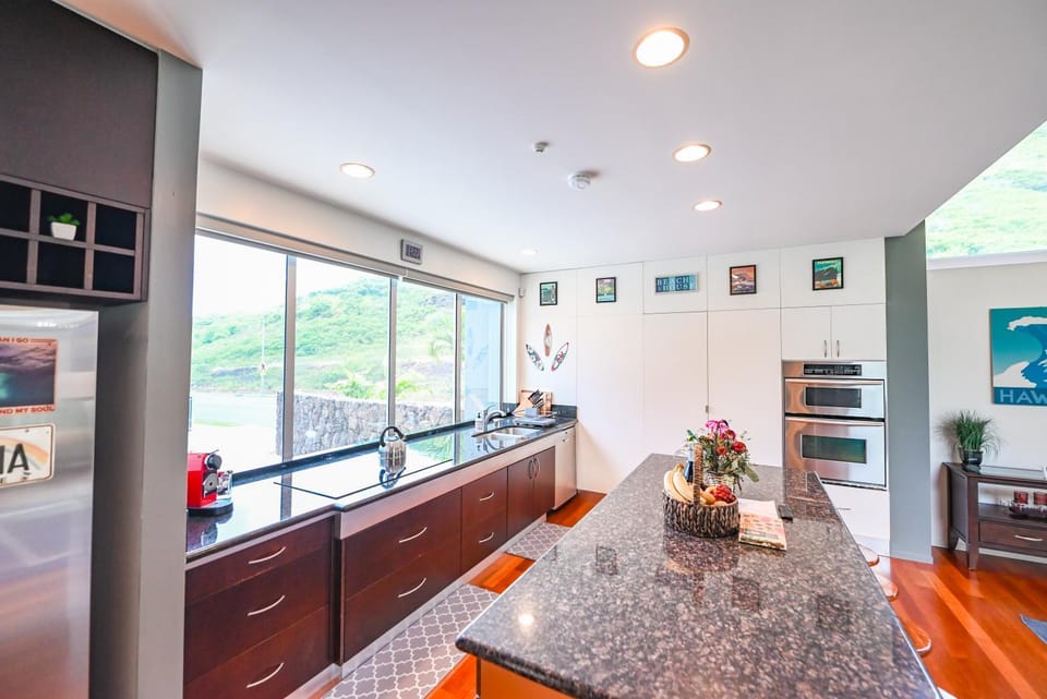 Kitchen or kitchenette, minibar, stove