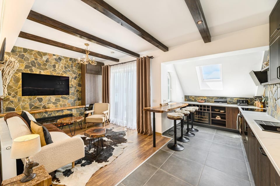 TV and multimedia, Living room, Seating area, Dining area, fireplace