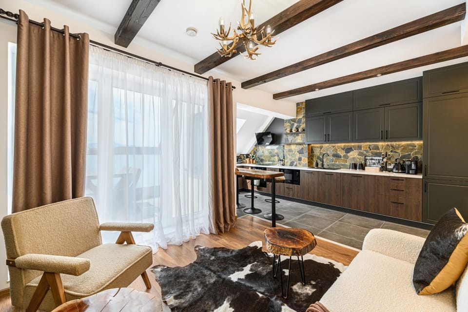 Kitchen or kitchenette, Seating area, Dining area