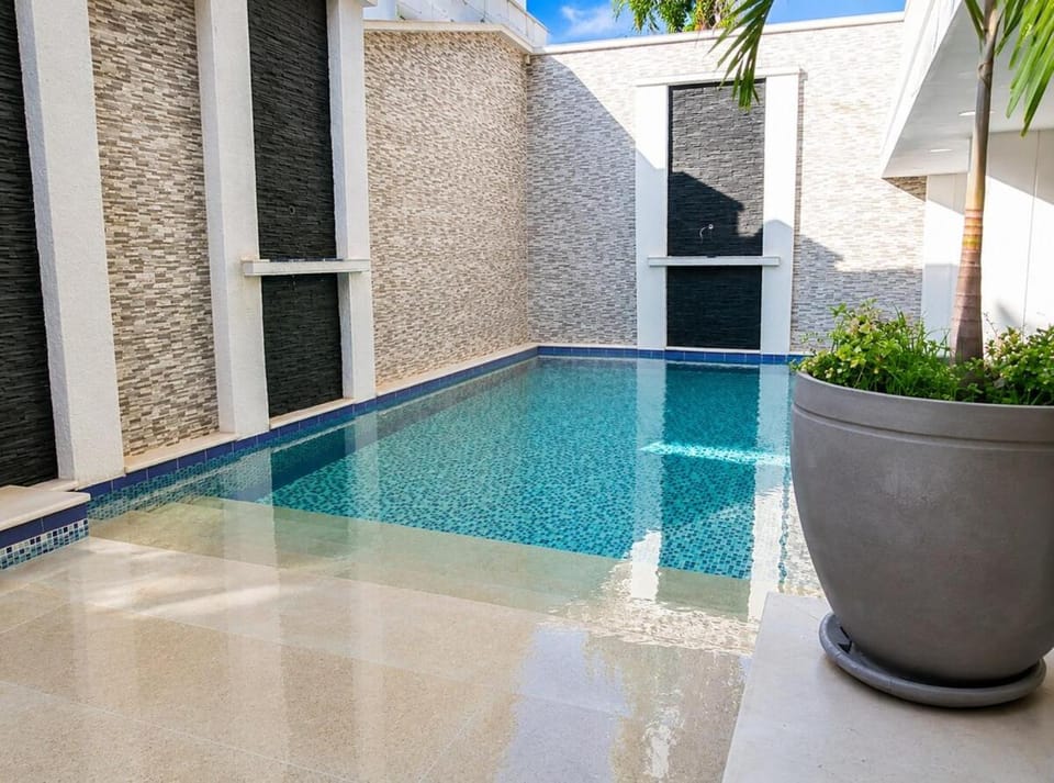 Luxury Suite with Pool in Melgar Apartment in Melgar
