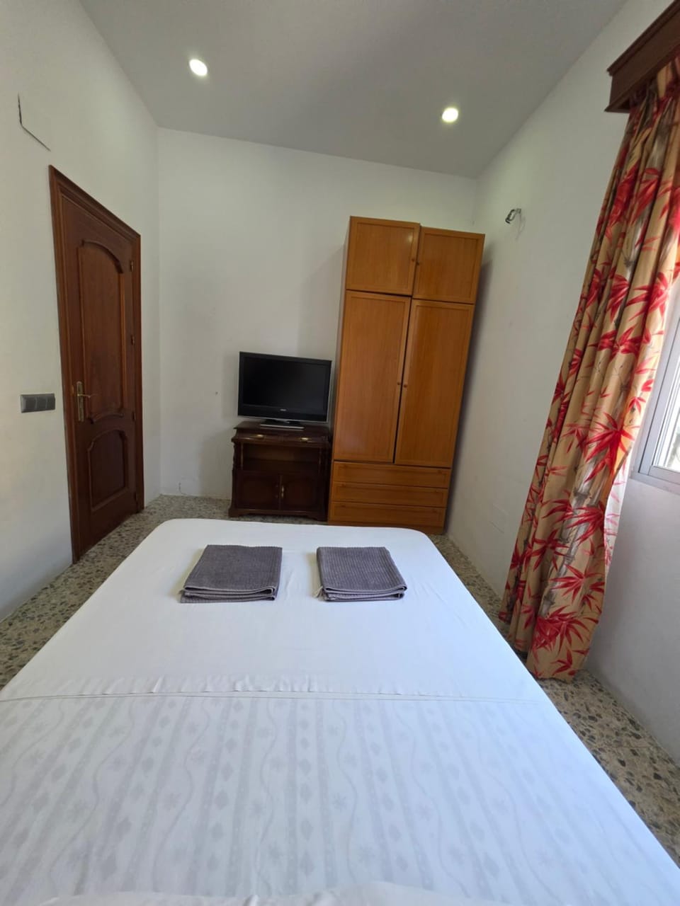 Bed, TV and multimedia, Photo of the whole room, Bedroom, wardrobe